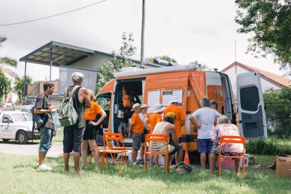 volunteers-and-friends-chat-on-shift